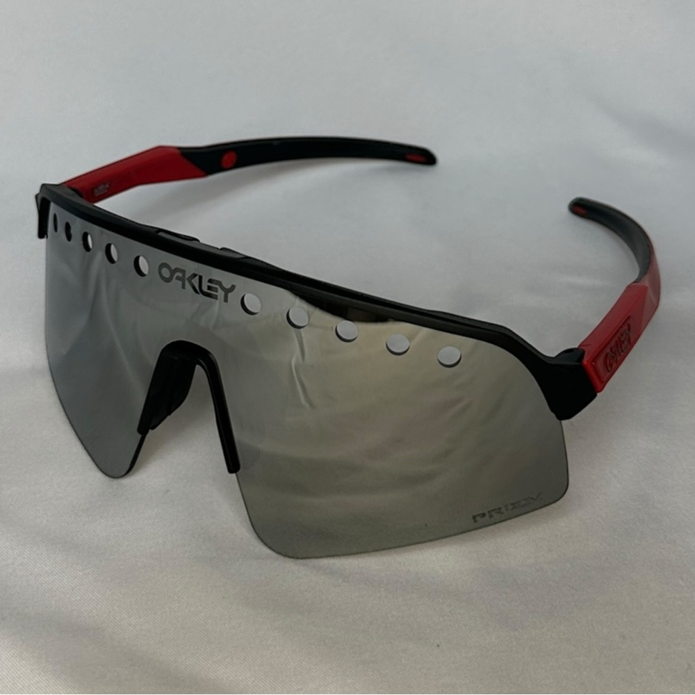 Oakley Sutro Lite Sweep Vented Black/Silver Prizm Lens Red Black Frame